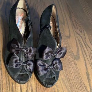 Black Bow Detailed Heals Size 8 Poetic Science